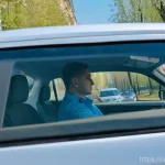 도로교통사 시험 신청 방법 - **Practical Driving Exam in a Russian City**
A realistic, wide-angle photograph capturing a youn...